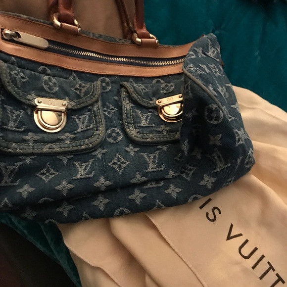 Louis Vuitton - Picture 3 of 3